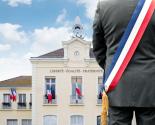 photo d'un maire devant sa mairie