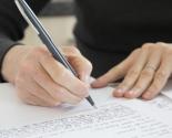 mains de femme écrivant sur un cahier