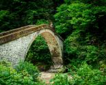 Pont en pierre traversant une rivière