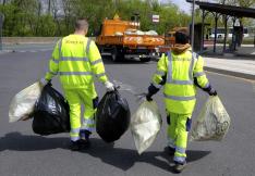 collecte de déchets sur les routes departementales de l'aude