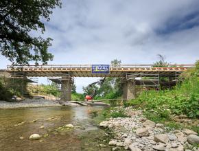 Le profil du pont en long de la future voie sur le pont de Verzeille a été abaissé afin de supprimer l'effet de digue, en cas de nouvelle crue.