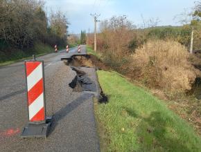 Les pluies intenses des dernières semaines ont provoqué des affaissements de chaussée, comme ici sur la route départementale 626 
