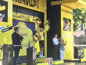 PASSAGE DU TOUR DE FRANCE 2021 A CARCASSONNE remise maillot jaune hélène Sandragé