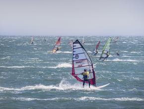 windsurfeurs au large de Gruissan pour le Defi Wind 2022