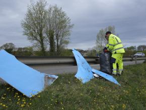 les agents des routes mobilisés pour le nettoyage des abords des départementales dans l'Aude