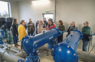 Les différents acteurs, dont le vice-président en charge de la transition écologique Francis Morlon (en veste jaune), ont inauguré les travaux d'extension de la station de pompage de la plaine de Livière.