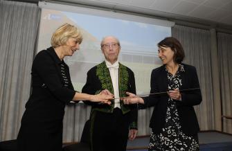 L'archéologue Jean Guilaine a remis son épée d'académicien à la présidente du Département, Hélène Sandragné, et la conseillère départementale déléguée à la culture, Maria Conquet.