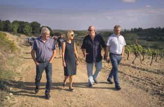 Rencontre sur le terrain de la présidente du conseil départemental de l'Aude, Hélène Sandragné, avec les viticulteurs de la cave coopérative de Portel-des-Corbières.