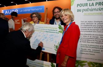 La présidente du Département de l'Aude Hélène Sandragné a accueilli les premiers signataires de la charte de l'arbre et du paysage à l'occasion du salon des communes de Carcassonne, ce  vendredi.