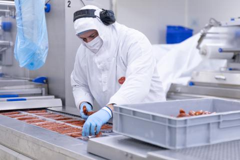 Un ouvrier dans l'usine d'Occitane plats cuisinés, à Castelnaudary