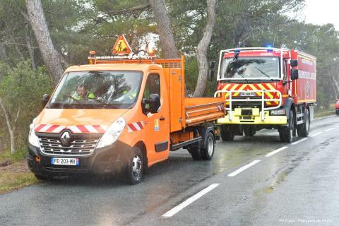 agents des routes et sapeurs-pompiers audois sur le terrain durant la tempête Nils
