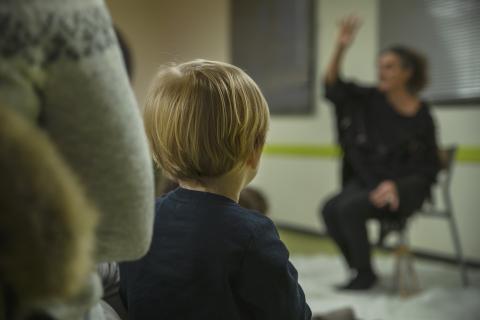 Enfant écoutant un conte