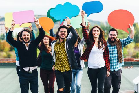 Plusieurs jeunes gens prennent la parole