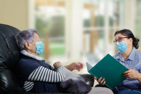 Séance de lecture pour un senior dans un ehpad.