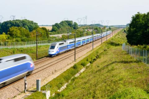 deux tgv se croisent dans la campagne