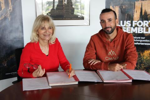 Hélène Sandragné, présidente du conseil départemental de l'Aude et Aurélien Sanchez, ultra traileur, lors de la signature de la convention qui fait du sportif l'ambassadeur sport et patrimoine du département.
