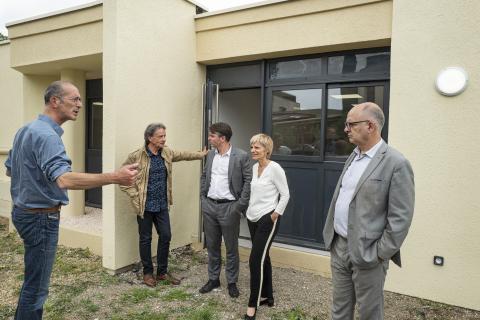 Hélène Sandragné, Patrick François et Nicolas Saint-Cluque sur le chantier de la maison APAR et de l'espace senior du Narbonnais