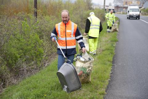 Opération ramassage déchets sur les routes de l'Aude initiée par le Covaldem et le Département.