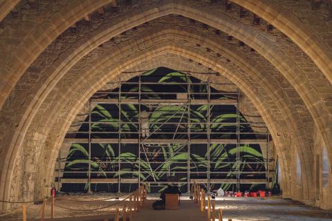 Installation de la Fresque de Julien Colombier dans le dortoir des moines de l'abbaye de Lagrasse