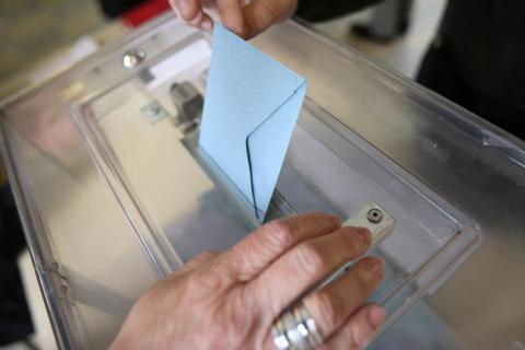 personne déposant un bulletin dans l'urne