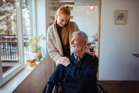 ACCUEIL FAMILIAL - PERSONNE AGEE ET PERSONNE HANDICAPÉE SOUTENUE PAR UNE JEUNE FEMME