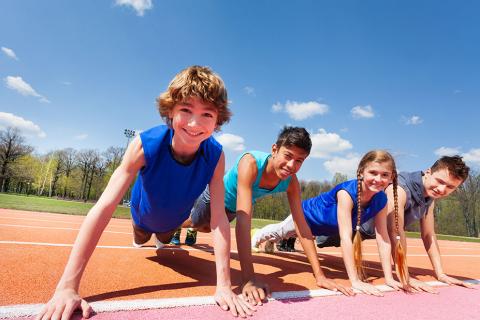 Des adolescents font du sport