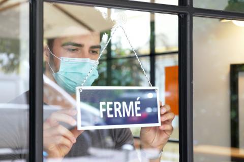 DEVANTURE DE MAGASIN AVEC PANCARTE FERMEE