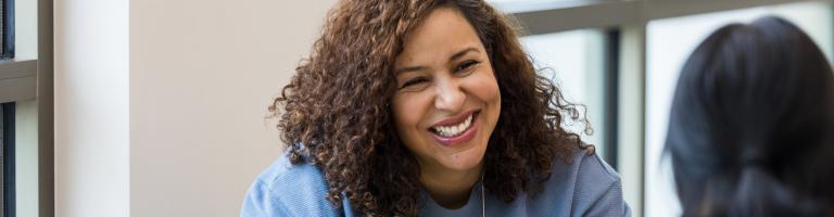 Jeune femme en entretien d'embauche 