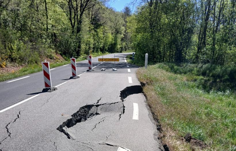 La chaussée de la RD 118 s'est affaissée, à l'entrée de Quillan, suite aux intempéries de janvier et février 2026.
