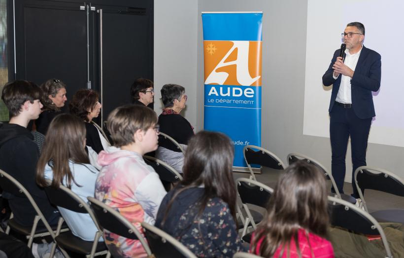 L'élu délégué à la jeunesse, Sébastien Gasparini, a introduit la restitution de l'enquête aux collégiennes et collégiens audois