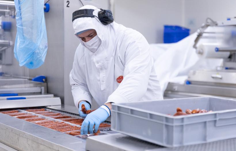 Un ouvrier dans l'usine d'Occitane plats cuisinés, à Castelnaudary