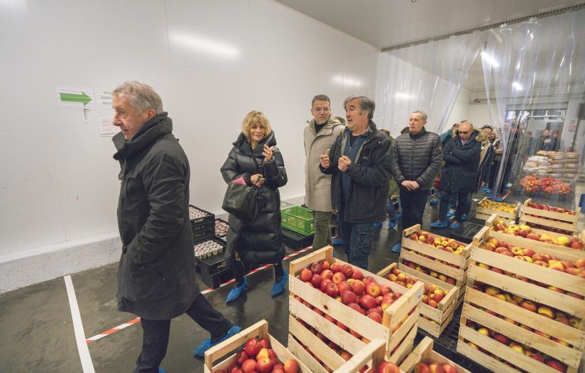 Hélène Sandragné lors de sa visite de la plateforme logistique L'Aude à table