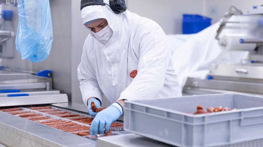 Un ouvrier dans l'usine d'Occitane plats cuisinés, à Castelnaudary