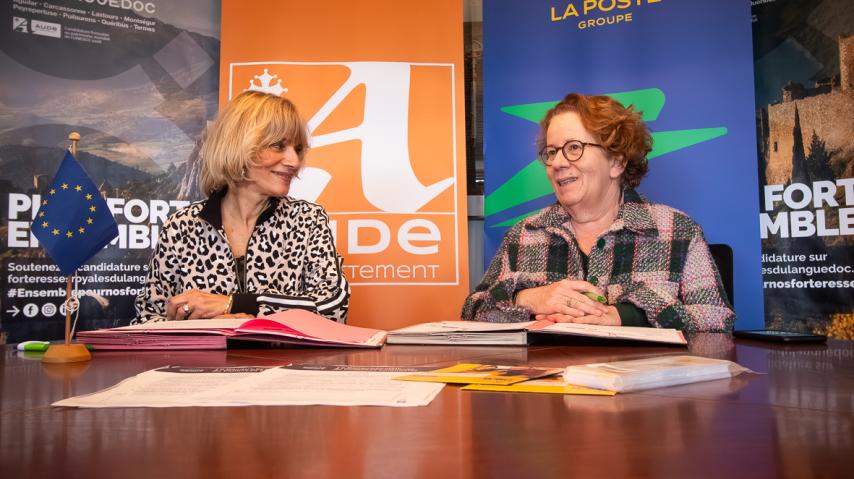 Signature de la convention de partenariat « Fée ta Valise », entre Hélène Sandragné, présidente du conseil départemental de l’Aude, et de Christine Bord Le Tallec, déléguée régionale du Groupe La Poste en Occitanie.