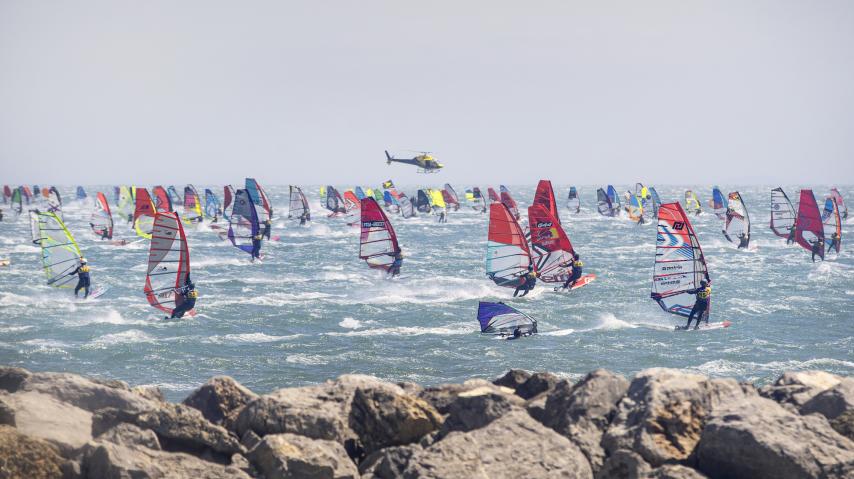 windsurfeurs au large de Gruissan pour le Defi Wind 2022