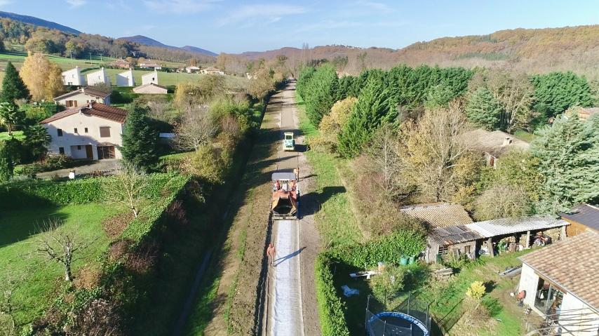 Photo aérienne du chantier de construction de la voie verte entre Sainte-Colombre-sur-l'Hers et Chalabre.