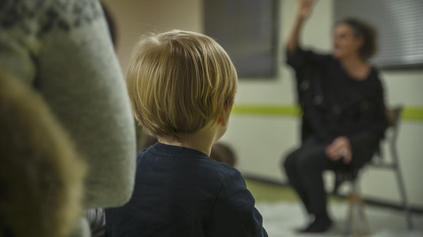 Enfant écoutant un conte