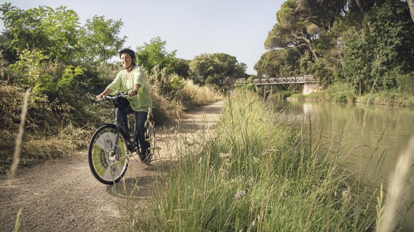 Femme cycliste le long du canal du midi, au somail, dans l'Aude