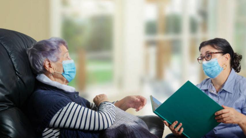 Séance de lecture pour un senior dans un ehpad.