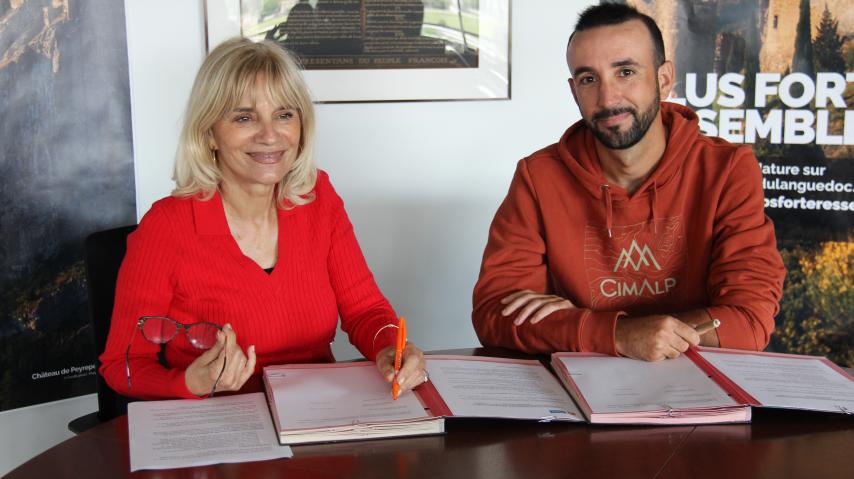 Hélène Sandragné, présidente du conseil départemental de l'Aude et Aurélien Sanchez, ultra traileur, lors de la signature de la convention qui fait du sportif l'ambassadeur sport et patrimoine du département.
