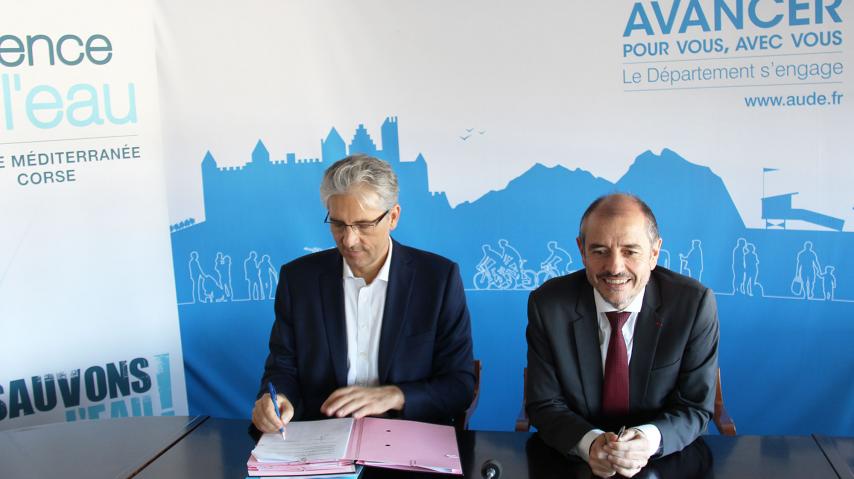 André Viola, président du conseil départemental de l'Aude et Dominique Colin, directeur régional de l'agence de l'eau Rhône Méditerranée Corse signent l'accord-cadre 2020-2026.