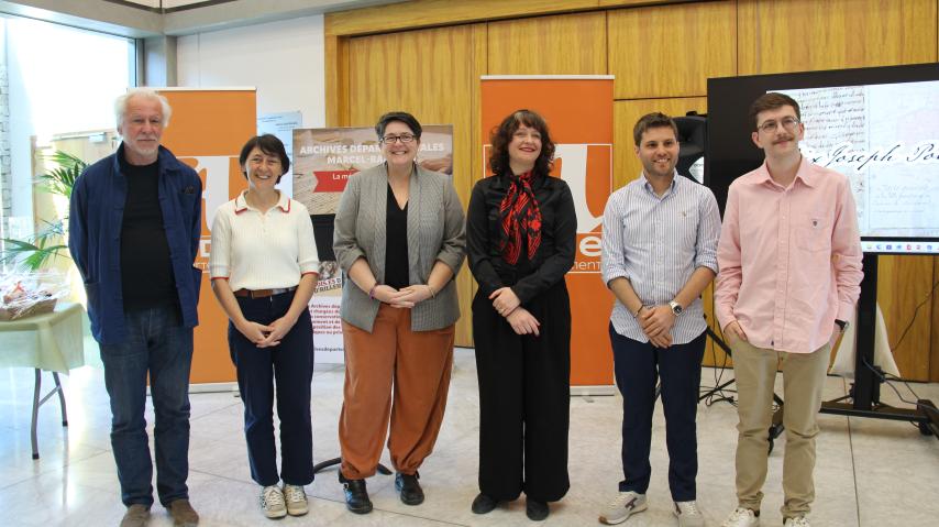 Les lauréats du prix Joseph Poux avec Maria Conquet, conseillère départementale déléguée à la culture, et Carole Renard, directrice des archives.