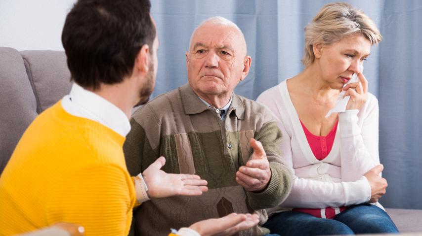 couples de seniors qui discute avec un médiateur familial