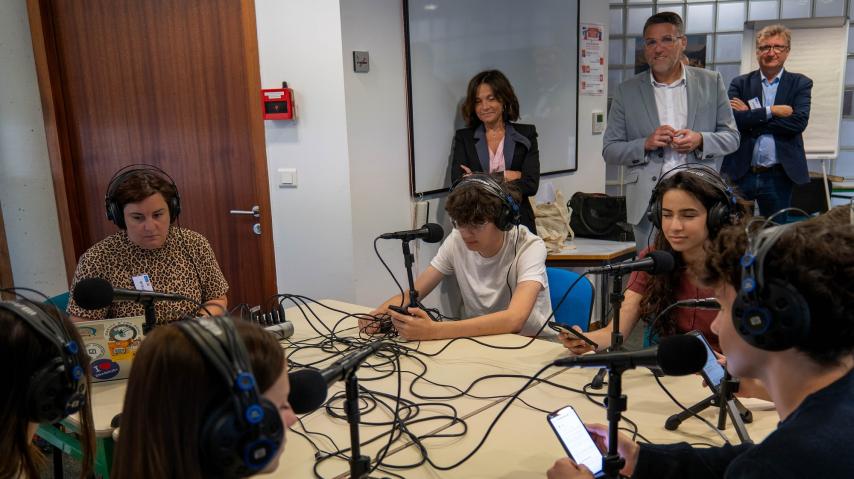 Carole Drucker-Godard, Sébastien Gasparini et Denis Tuchais observent un atelier dédié aux podcasts.