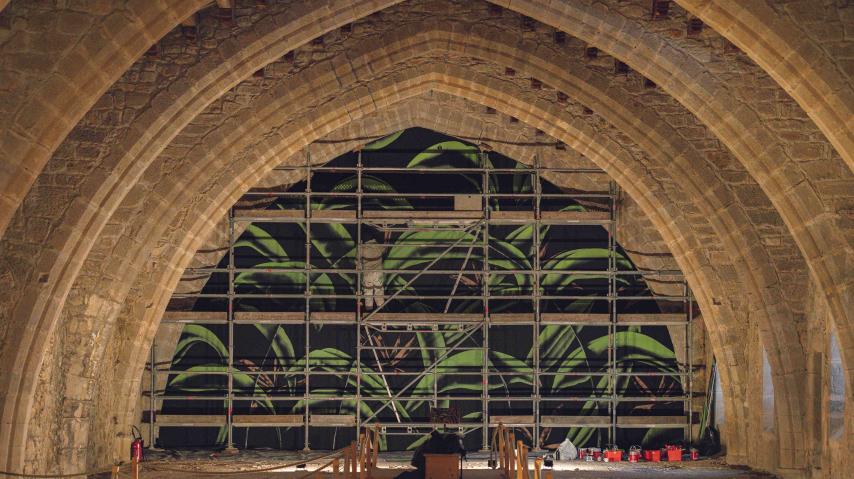 Installation de la Fresque de Julien Colombier dans le dortoir des moines de l'abbaye de Lagrasse