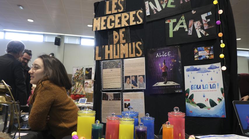 le stand d'une compagnie d'artistes lors d'un salon.