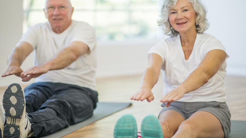 seniors faisant de la gymnastique