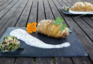 Pommes de terre fondantes, pesto croquant d’herbes fraîches et crème citronnée