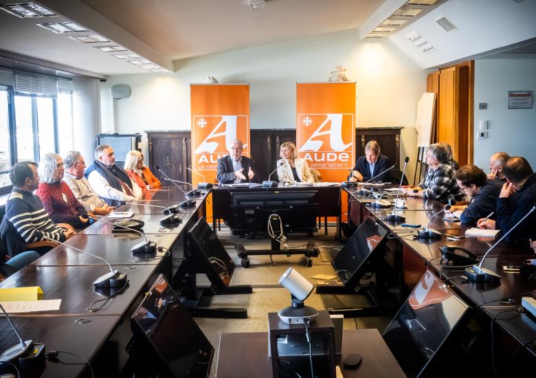 Conférence de presse sur les forteresses royales du languedoc avec Hervé Baro, vice-président du Département et président de l'association mission patrimoine mondial, et Hélène Sandragné, présidente du Département de l'Aude, ainsi que les maires des communes concernées
