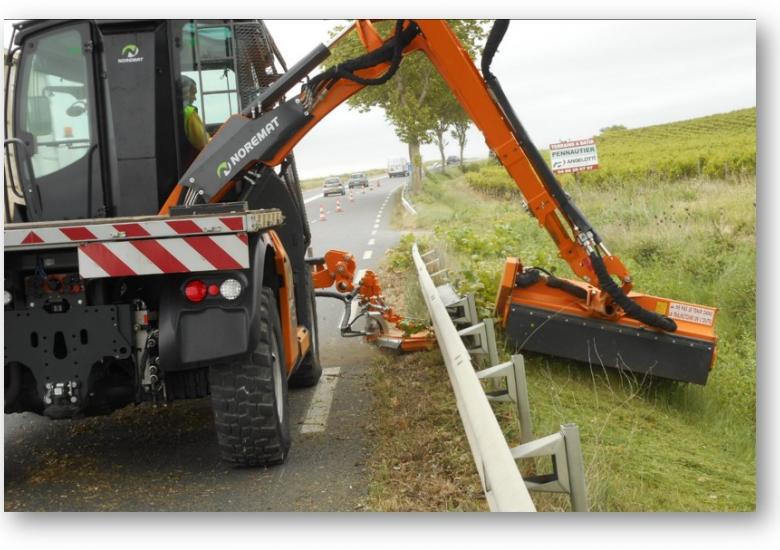 Travail d'une faucheuse sous-glissière par les services des routes du Département de l'Aude